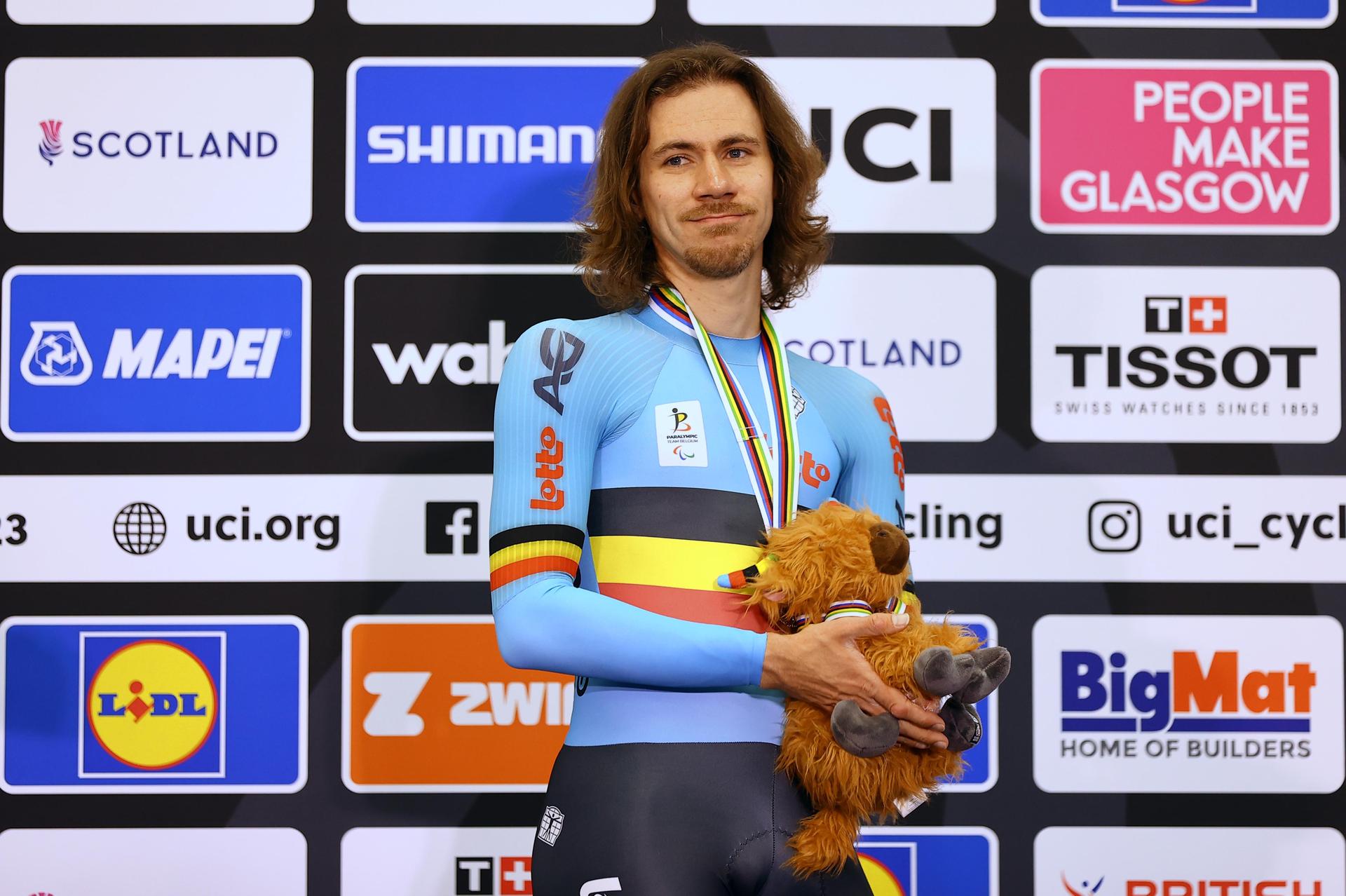 Belgian Niels Verschaeren celebrates on the podium after winning the bronze medal at the Men C5 1km Time Trial race at the UCI World Championships Cycling, in Glasgow, Scotland, Saturday 05 August 2023. UCI organizes the worlds with all cycling disciplines, road cycling, indoor cycling, mountain bike, BMX racing, road paracycling and indoor paracycling, in Glasgow from 05 to 13 August. BELGA PHOTO DAVID PINTENS