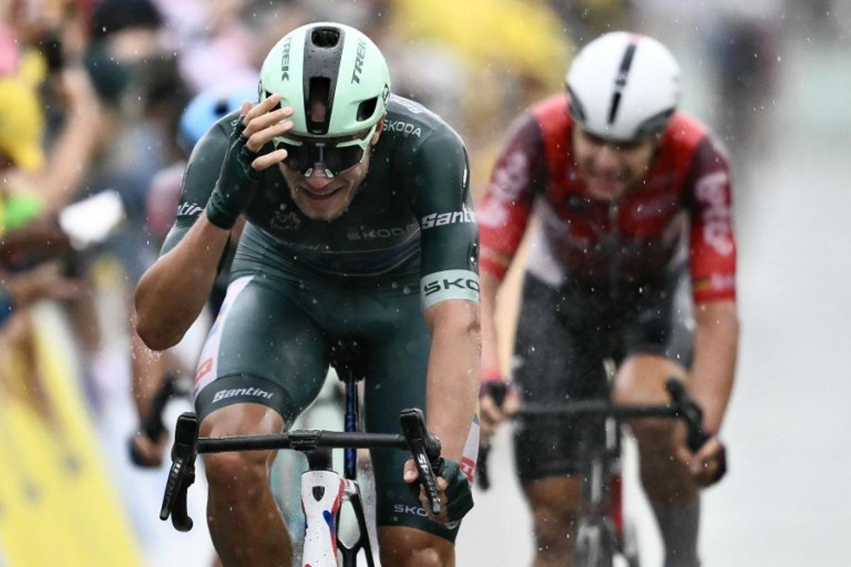 Lidl - Trek team's Italian rider Jonathan Milan wearing the best sprinter's green jersey cycles to the finish line to win the 17th stage of the 112th edition of the Tour de France cycling race, 160.4 km between Bollene and Valence, southern France, on July 23, 2025.  Marco BERTORELLO / AFP