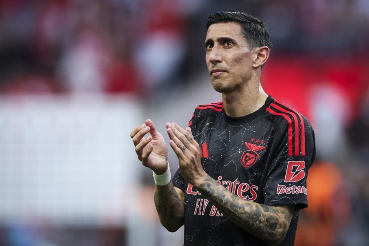 Benfica's Argentinian forward #11 Angel Di Maria applauds at the end of the Portuguese League football match between SC Braga and SL Benfica at Municipal stadium in Braga, on May 17, 2025.  CARLOS COSTA / AFP