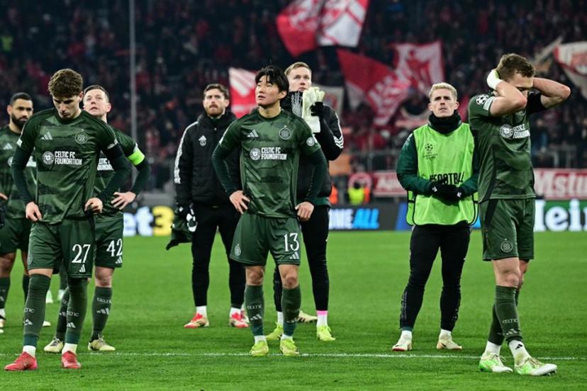 Celtic players reacts after the UEFA Champions League second-leg, knockout phase play-off match FC Bayern Munich vs Celtic on February 18, 2025 in Munich.  Tobias SCHWARZ / AFP
