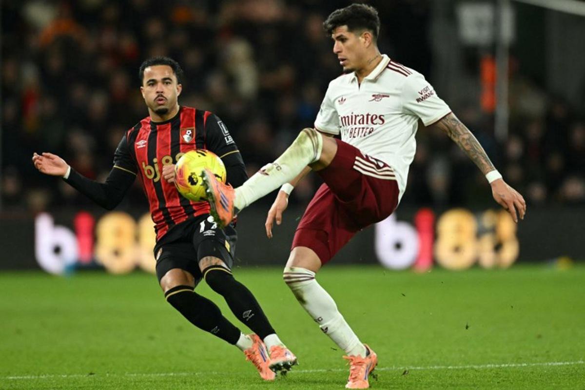 Arsenal's Ecuadorian defender #05 Piero Hincapie (R) plays the ball under pressure from Bournemouth's Dutch striker #19 Justin Kluivert (L) during the English Premier League football match between Bournemouth and Arsenal at the Vitality Stadium in Bournemouth, southern England on January 3, 2026.  JUSTIN TALLIS / AFP