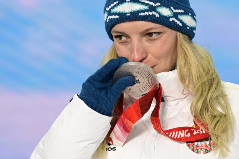 Silver medallist Belarus' Hanna Huskova kisses her medal on the podium during the freestyle skiing women's aerials victory ceremony of the Beijing 2022 Winter Olympic Games at the Zhangjiakou Medals Plaza in Zhangjiakou on February 15, 2022.  Tobias SCHWARZ / AFP