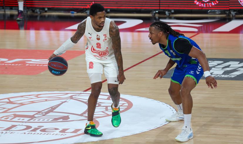 Spirou's Zeb Jackson and Mons' Gregory Milton fight for the ball during a basketball match between Spirou Charleroi and Union Mons-Hainaut, Tuesday 23 December 2025 in Charleroi, on day 13 of the 'BNXT League' Belgian and Dutch first division basket championships. BELGA PHOTO VIRGINIE LEFOUR