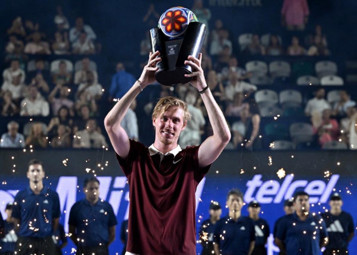Canada's Denis Shapovalov celebrates with his trophy after defeating US' Aleksandar Kovacevic during the Mexico ATP Open men's singles tennis final match at the Cabo Sports Complex in Los Cabos, Baja California, Mexico, on July 19, 2025.  Alfredo ESTRELLA / AFP