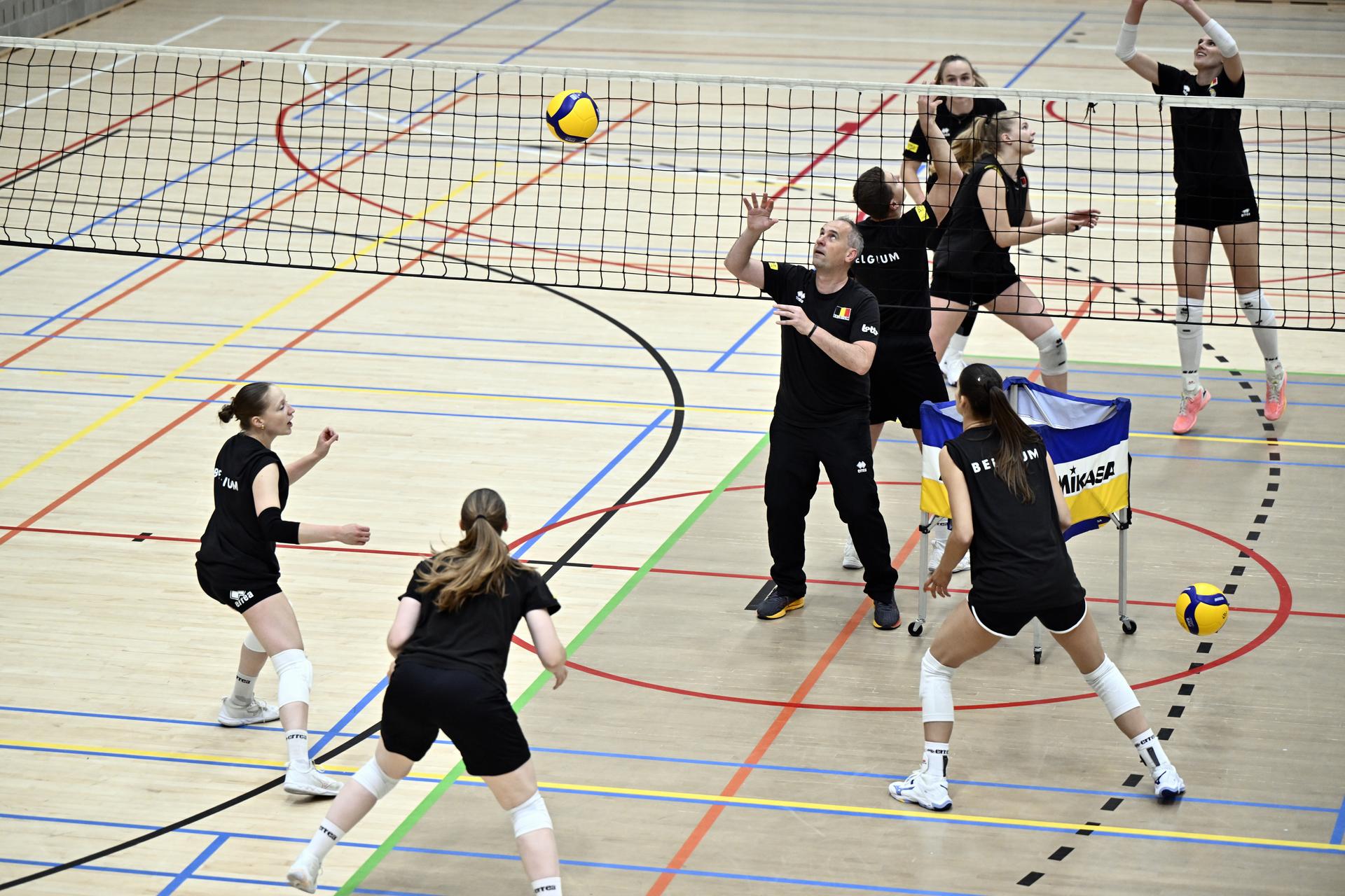 Belgium's head coach Kris Vansnick pictured during a training session of Belgian national women's volleyball team the Yellow Tigers, Wednesday 28 May 2025 in Leuven. The team is preparing for the upcoming Nations League. BELGA PHOTO ERIC LALMAND