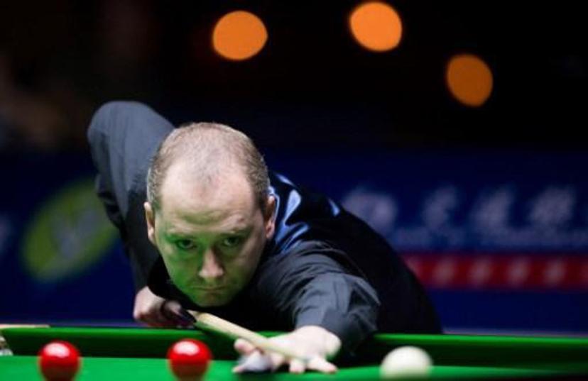 Graeme Dott of Britain plays a shot against Shaun Murphy of Britain (not pictured) during the Snooker Shanghai Masters in Shanghai on September 11, 2014. Dott won against Murphy with 5:3 in the second round of the competition. The World Snooker Masters will take place until September 14, 2014.   AFP PHOTO / JOHANNES EISELE