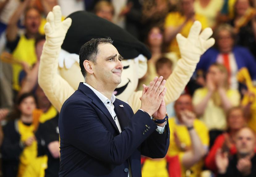 Oostende's head coach Dario Gjergja celebrates after winning the Belgian BNXT championship, Saturday 07 June 2025 in Oostende. BC Oostende defeats Kangoeroes Mechelen 100-76 in the fourth game of the best-of-5 finals in the playoffs of the 'BNXT League' Belgian/ Dutch first division basket championship.  BELGA PHOTO KURT DESPLENTER