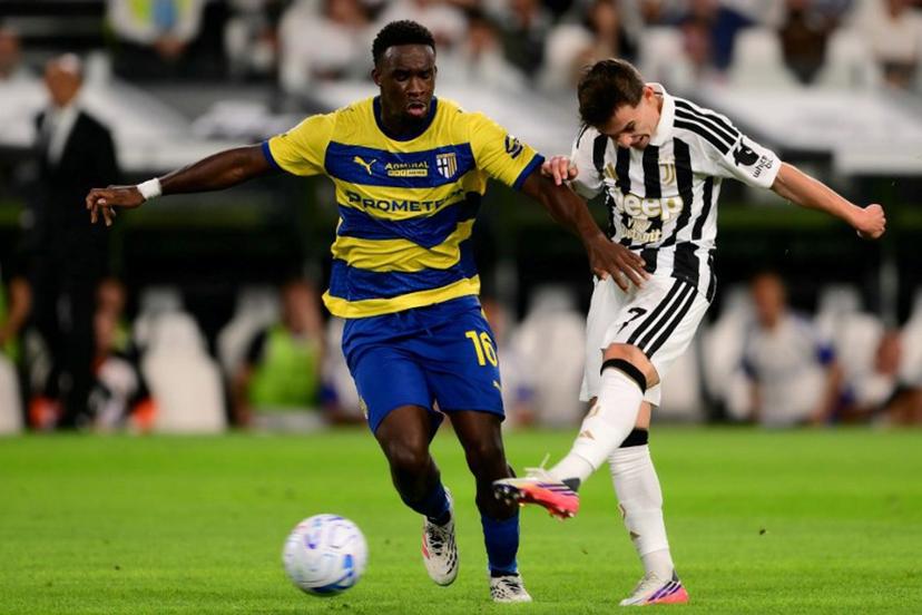 Juventus' Portuguese forward #07 Francisco Conceicao (R) fights for the ball with Parma's Ivorian midfielder #16 Mandela Keita (L) during the Italian Serie A football match between Juventus and Parma at the Allianz Stadium in Turin, on August 29, 2026.  Marco Bertorello / AFP