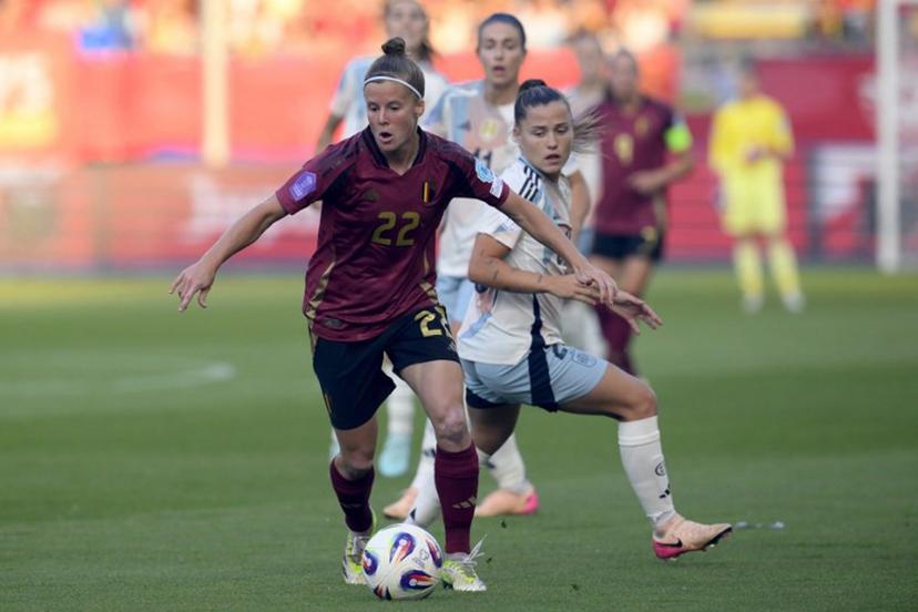 Spain's defender #22 María Mendez and Belgium's midfielder #20 Marie Detruyer fight for the ball during the UEFA Women's Nations League group A3 football match between Belgium and Spain at the King Power at Den Dreef Stadium, in Leuven on May 30, 2025.  JOHN THYS / AFP