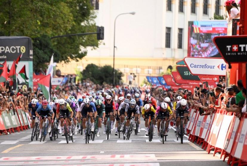 Team Alpecin's Belgian rider Jasper Philipsen (R) competes to cross first the finish line during the 8th stage of the Vuelta a Espana, a 158 km race between Monzon Templario and Zaragoza, on August 30, 2025.    Josep LAGO / AFP