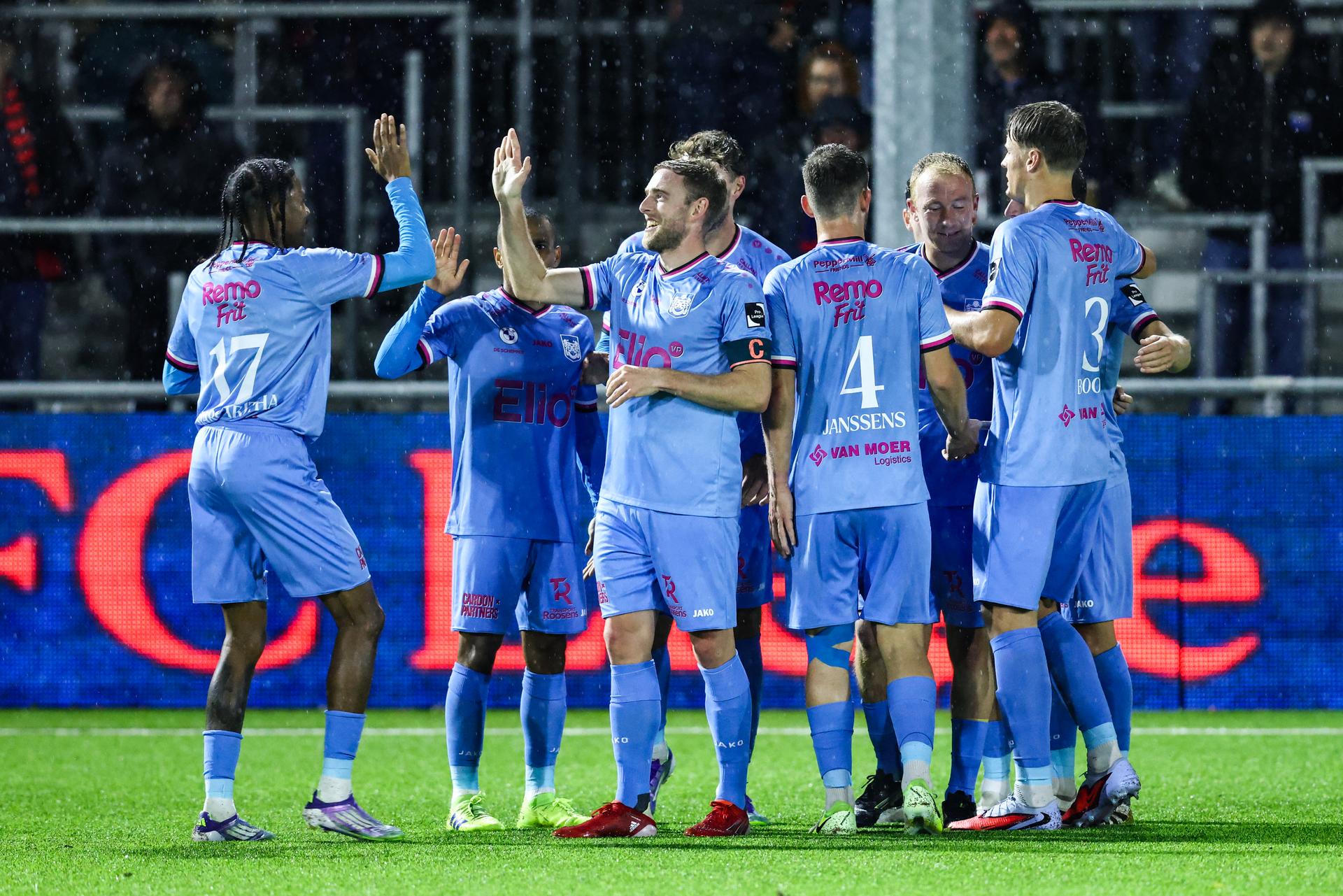 Beveren's players celebrate during a soccer game between RFC Liege vs SK Beveren, Wednesday 24 September 2025 in Liege, on day 7 of the 2025-2026 'Challenger Pro League' 1B second division of the Belgian championship. BELGA PHOTO BRUNO FAHY