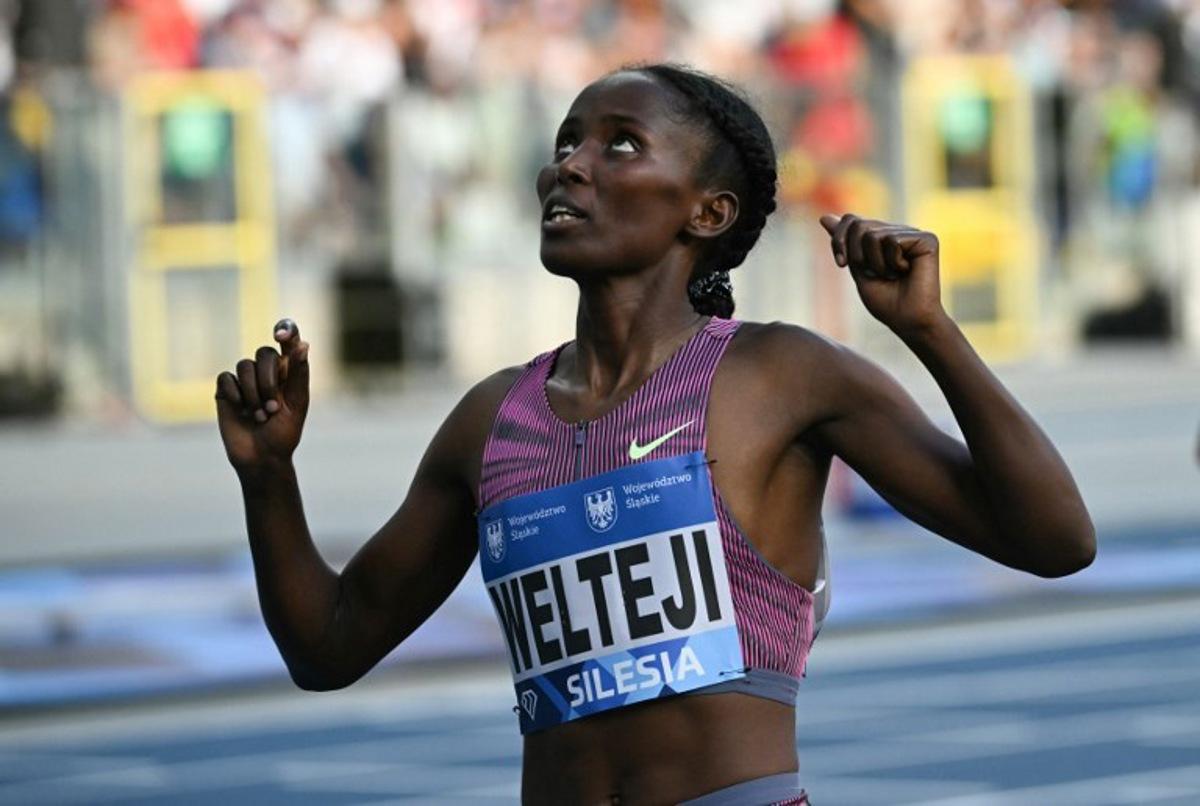 Ethiopia's Diribe Welteji celebrates winning the women's 1500m event of the Silesia Diamond League athletics meeting in Chorzow, Poland, on August 25, 2024.  Sergei GAPON / AFP