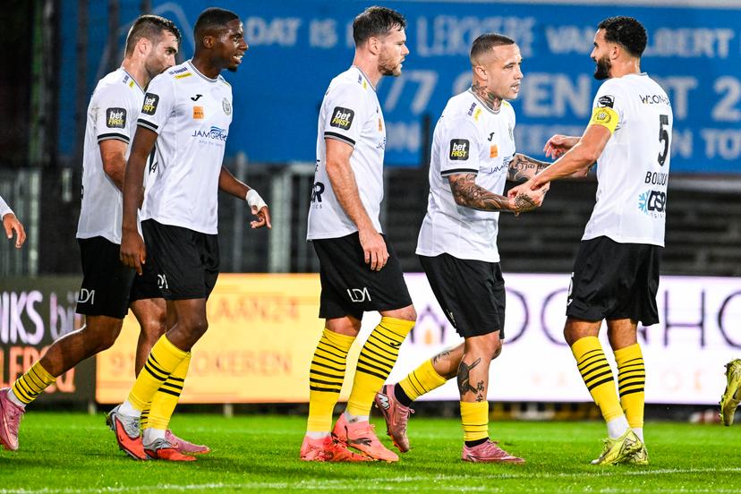 Lokeren's Radja Nainggolan celebrates after scoring during a soccer game between KSC Lokeren and Lierse SK, Friday 12 September 2025 in Lokeren, on day 5 of the 2025-2026 'Challenger Pro League' 1B second division of the Belgian championship. BELGA PHOTO TOM GOYVAERTS