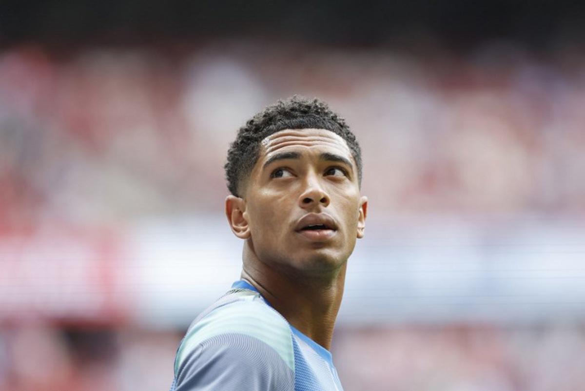 Real Madrid's English midfielder #05 Jude Bellingham looks on prior the Spanish league football match between Club Atletico de Madrid and Real Madrid CF at the Metropolitano stadium in Madrid on September 27, 2025.  Oscar DEL POZO / AFP