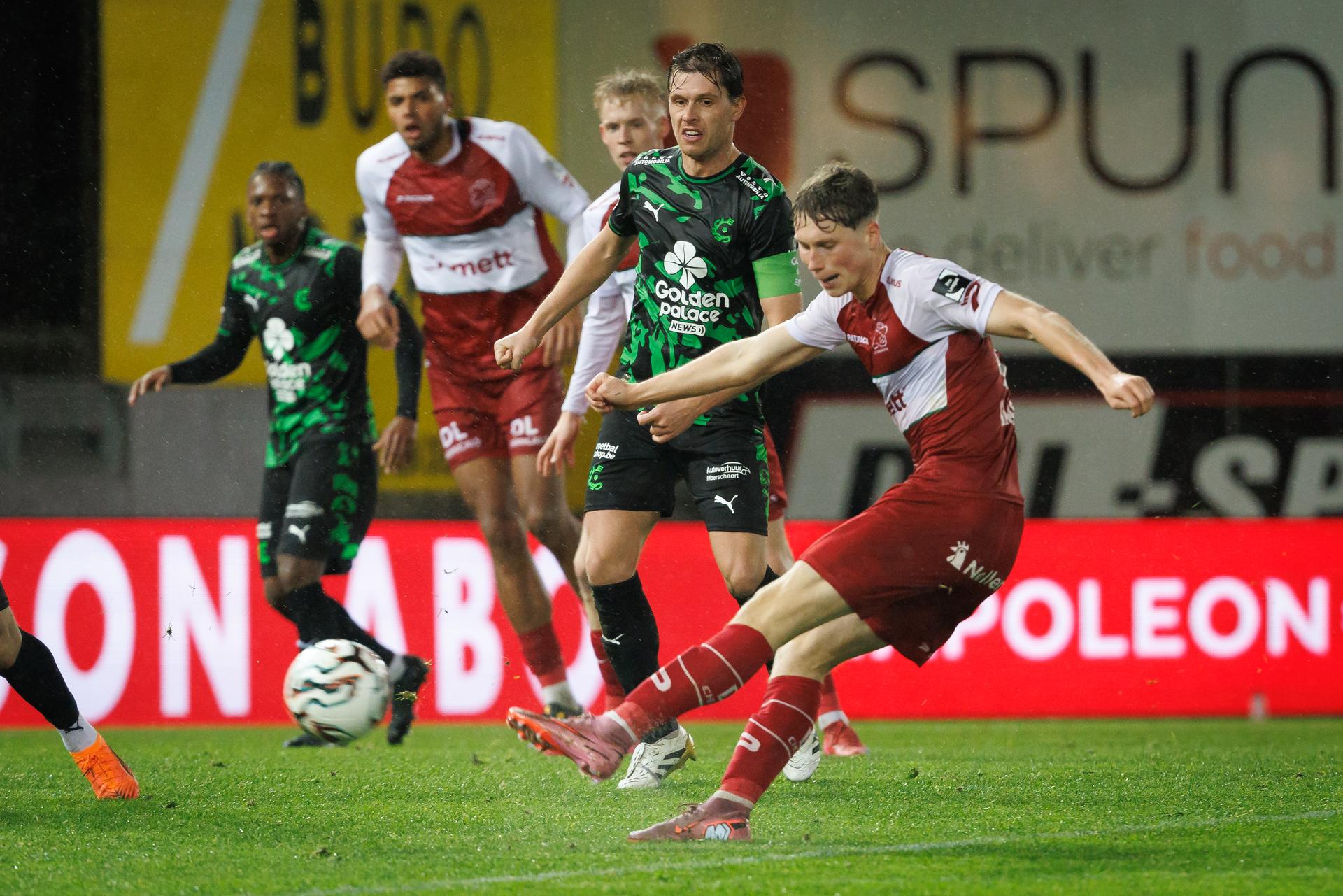Cercle's Hannes Van der Bruggen and Essevee's Thomas Claes fight for the ball during a soccer match between SV Zulte Waregem and Cercle Brugge, Saturday 29 November 2025 in Waregem, on day 16 of the 2025-2026 'Jupiler Pro League' first division of the Belgian championship. BELGA PHOTO KURT DESPLENTER