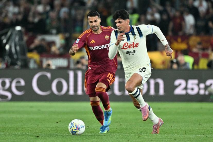 Atalanta's Italian defender #16 Raoul Bellanova fights for the ball with Roma's Turkish defender #19 Zeki Celik during the Italian Serie A football match between AS Roma and Atalanta at the Olympic Stadium in Rome on April 18, 2026.  Tiziana FABI / AFP