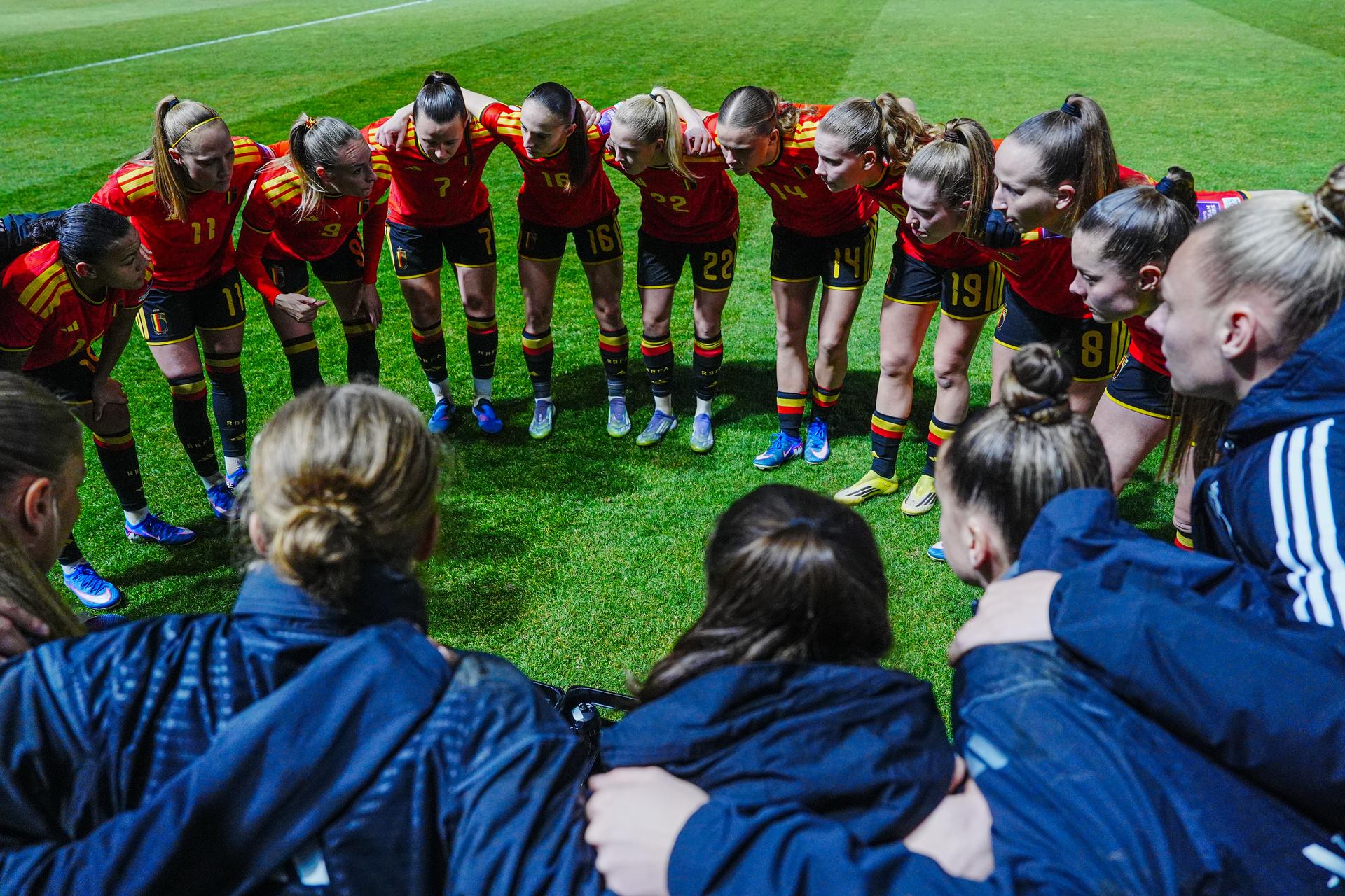 Mariam Toloba, Janice Cayman, Tessa Wullaert, Hannah Eurlings, Zenia Mertens, Saar Janssen, Lore Jacobs, Valesca Ampoorter, Sari Kees, Diede Lemey and Ella Van Kerkhoven of Belgium huddle prior to a game between Belgium's national women's soccer team the Red Flames and Israel, qualifying game 1/6 for the 2027 FIFA Women's World Cup, on Tuesday 03 March 2026, in Budaors, Hungary. BELGA PHOTO ISTVAN DERENCSENYI