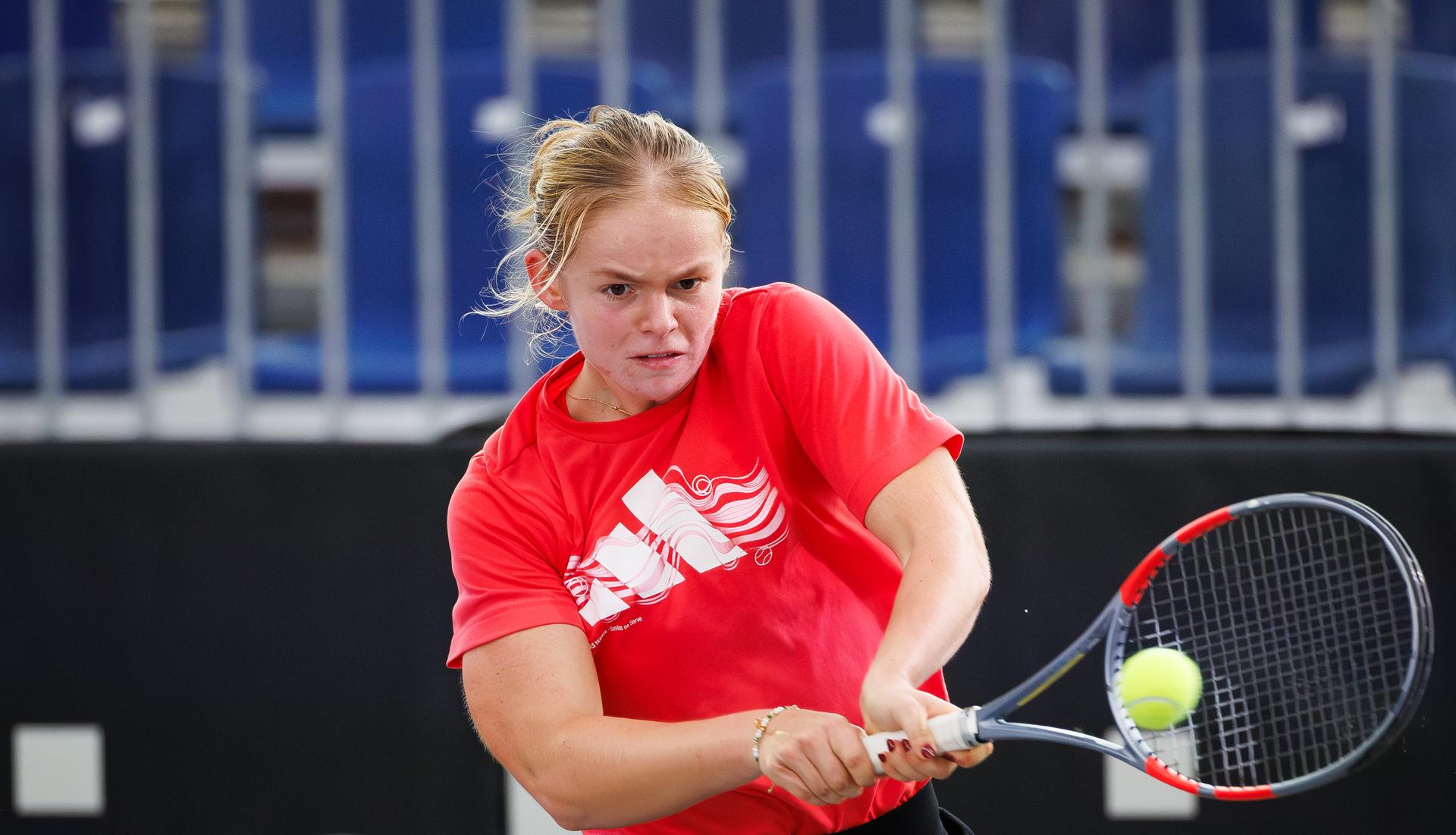 Jeline Vandromme pictured in action during a training session of the Belgian tennis players competing in the upcoming Billie Jean King Cup Play-offs, on Friday 14 November 2025 in Ismaning, Germany. This weekend Belgium will meet Germany and Turkey. PHOTO BENOIT DOPPAGNE