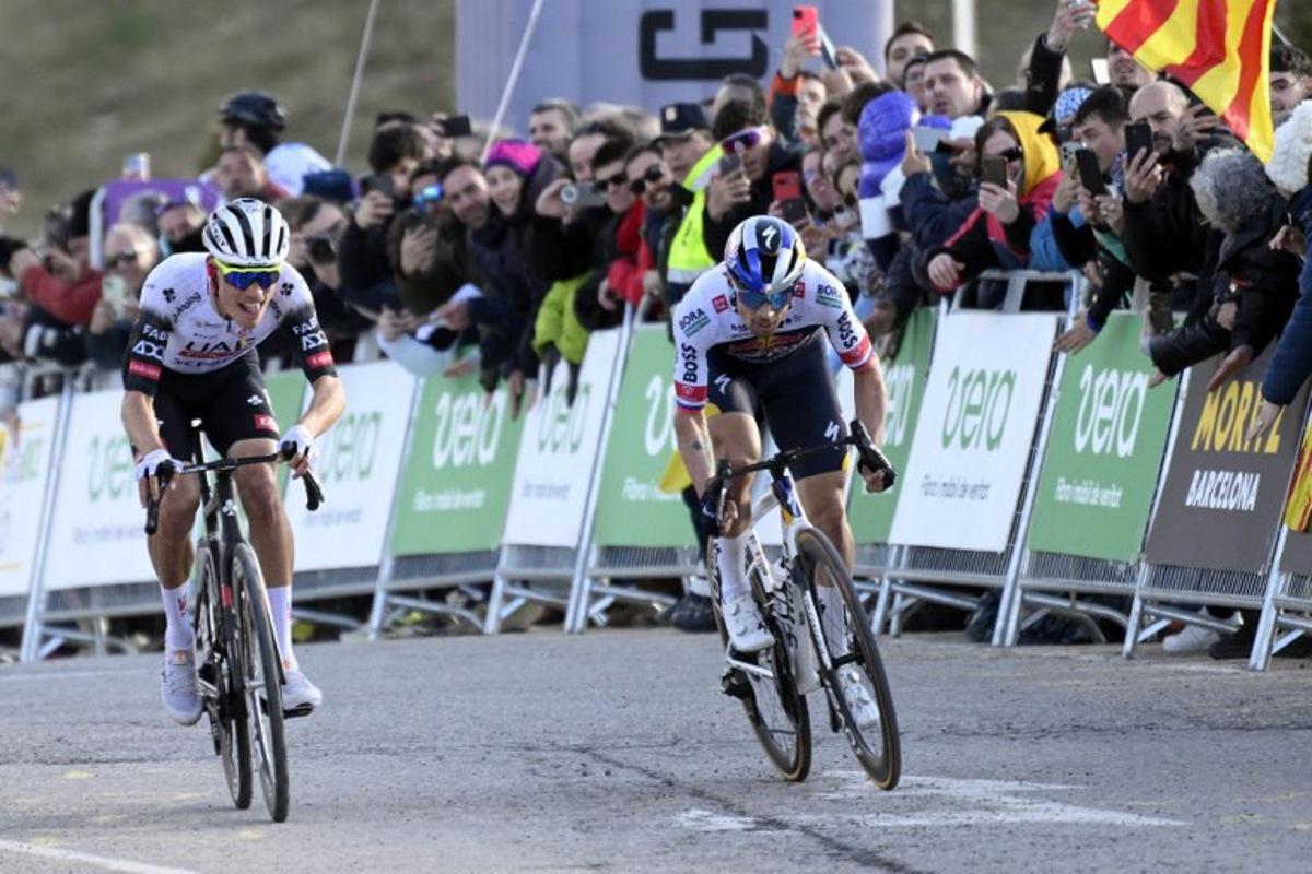 Team UAE's Juan Ayuso (L) and Team Bora's Primoz Roglic sprint to cross the finish line in first and second place respectively during the 3rd stage of the 2025 Volta a Catalunya cycling tour of Catalonia, a 178,3 km race between Viladecans and La Molina, on March 26, 2025.  Josep LAGO / AFP