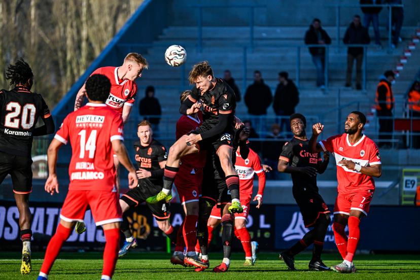 Antwerp's Zeno Van Den Bosch and Standard's Ibe Hautekiet pictured in action during a soccer match between Royal Antwerp FC and Standard Liege, Sunday 15 March 2026 in Antwerp, on day 29 of the 2025-2026 'Jupiler Pro League' first division of the Belgian championship. BELGA PHOTO TOM GOYVAERTS
