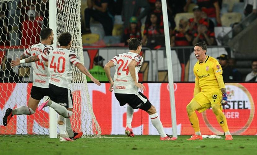 Estudiantes' Uruguayan goalkeeper #16 Fernando Muslera (R) celebrates after winning the penalty shootout during the Copa Libertadores semifinal second leg football match between Brazil's Flamengo and Argentina's Estudiantes de La Plata at the Maracana stadium in Rio de Janeiro, Brazil, on October 22, 2026.  MAURO PIMENTEL / AFP