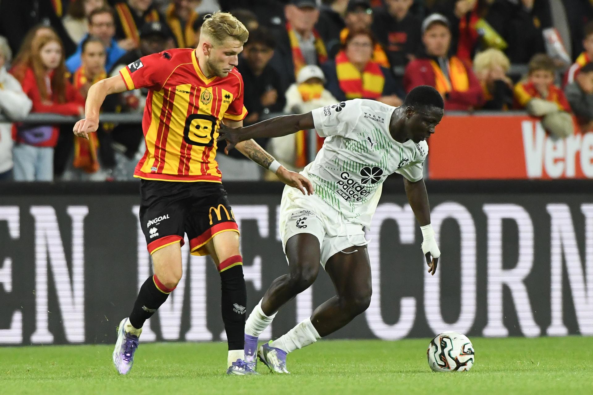 Mechelen's Mathis Servais and Cercle's Oumar Diakit? pictured in action during a soccer match between KV Mechelen and Cercle Brugge, Sunday 21 September 2025 in Mechelen, on day 8 of the 2025-2026 'Jupiler Pro League' first division of the Belgian championship. BELGA PHOTO JILL DELSAUX