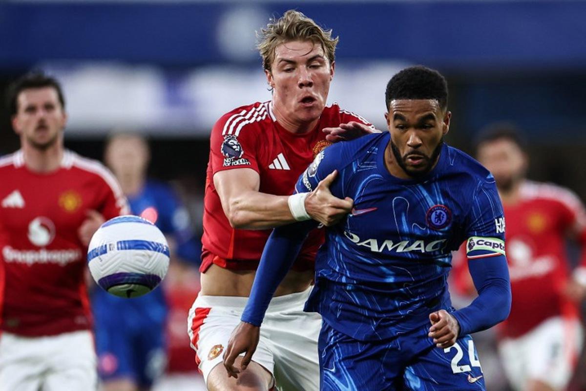 Manchester United's Danish striker #09 Rasmus Hojlund (L) fights for the ball with Chelsea's English defender #24 Reece James during the English Premier League football match between Chelsea and Manchester United at Stamford Bridge in London on May 16, 2025.  HENRY NICHOLLS / AFP