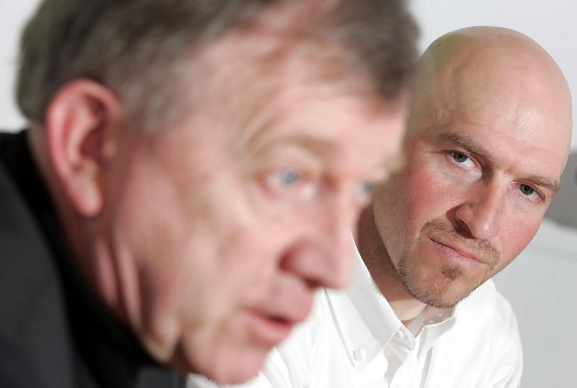 BRU139 - 20050121 - BRUSSELS, BELGIUM : General team manager of the Colnago - Credit Agricole - Landbouwkrediet Gerard Bulens (L) and cyclist Ludo Dierckxsens (R) give a joint news conference, Friday 21 January 2005, in Brussels.  BELGA PHOTO BENOIT DOPPAGNE