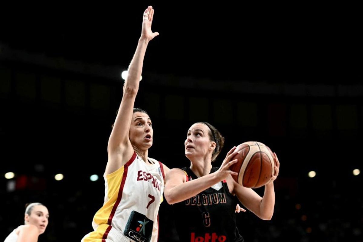 Belgium's small forward Antonia Delaere (R) attacks the rim as she is defended by Spain's small forward Alba Torrens during the FIBA Women's EuroBasket 2025 final match between Spain and Belgium at the Peace and Friendship Stadium in Athens on June 29, 2025.  Angelos Tzortzinis / AFP