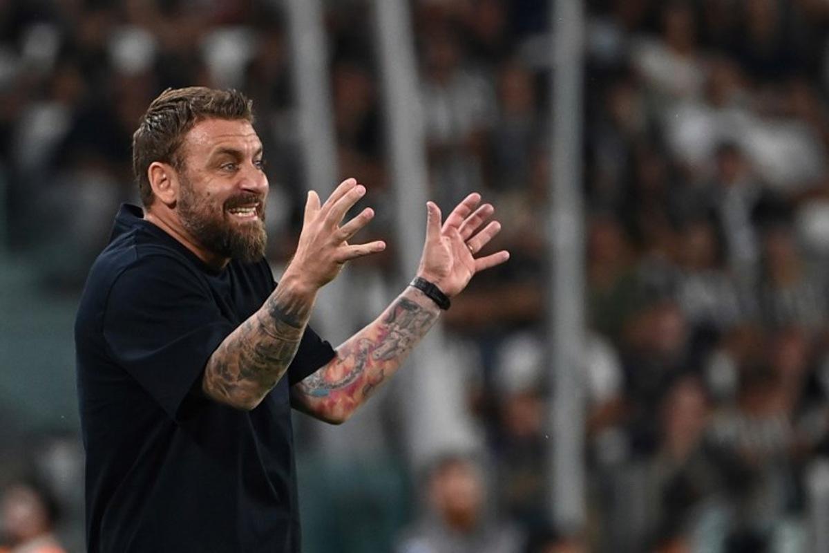 Roma's Italian head coach Daniele De Rossi reacts during the Italian Serie A football match between Juventus and Roma at Allianz Stadium in Turin, on September 1, 2024.  Isabella BONOTTO / AFP