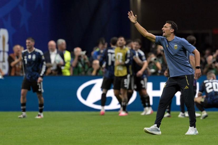 Argentina's head coach Lionel Scaloni (R) gestures from the techincal area during the 2026 World Cup football tournament semi-final match between England and Argentina at the Atlanta Stadium in Atlanta on July 15, 2026.   JUAN MABROMATA / AFP