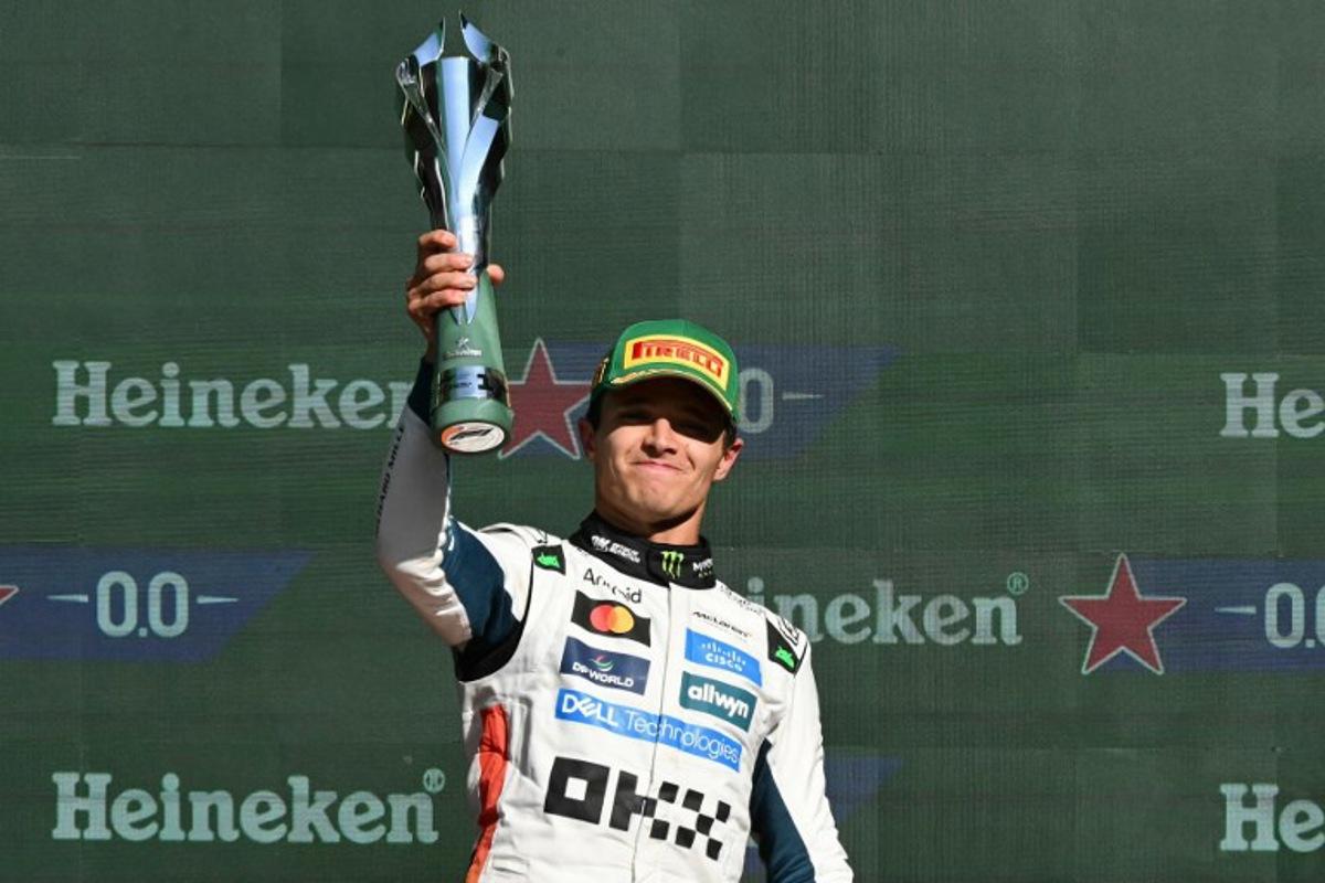McLaren's British driver Lando Norris lifts the trophy on the podium after winning the Mexico City Formula One Grand Prix at the Hermanos Rodriguez racetrack in Mexico City on October 26, 2025.  Yuri CORTEZ / AFP
