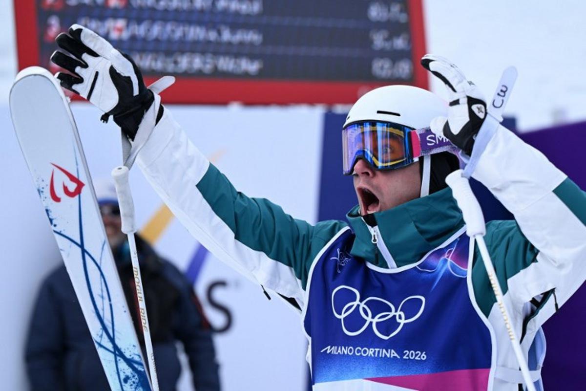 Australia's Cooper Woods celebrates winninng the freestyle skiing men's moguls final 2 during the Milano Cortina 2026 Winter Olympic Games at Livigno Aerials & Moguls Park, in Livigno (Valtellina), on February 12, 2026.  Kirill KUDRYAVTSEV / AFP