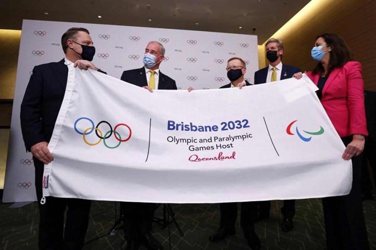 (L-R) Lord Mayor of Brisbane Adrian Schrinner, Australian Senator Richard Colbeck, President of Australian Olympic Committee John Coates, three time Olympic gold medalist James Tomkins and Premier of Queensland Annastacia Palaszczuk, attend a press conference after Brisbane was announced as the 2032 Summer Olympics host city during the 138th IOC Session at Hotel Okura in Tokyo on July 21, 2021.  Toru Hanai / POOL / AFP