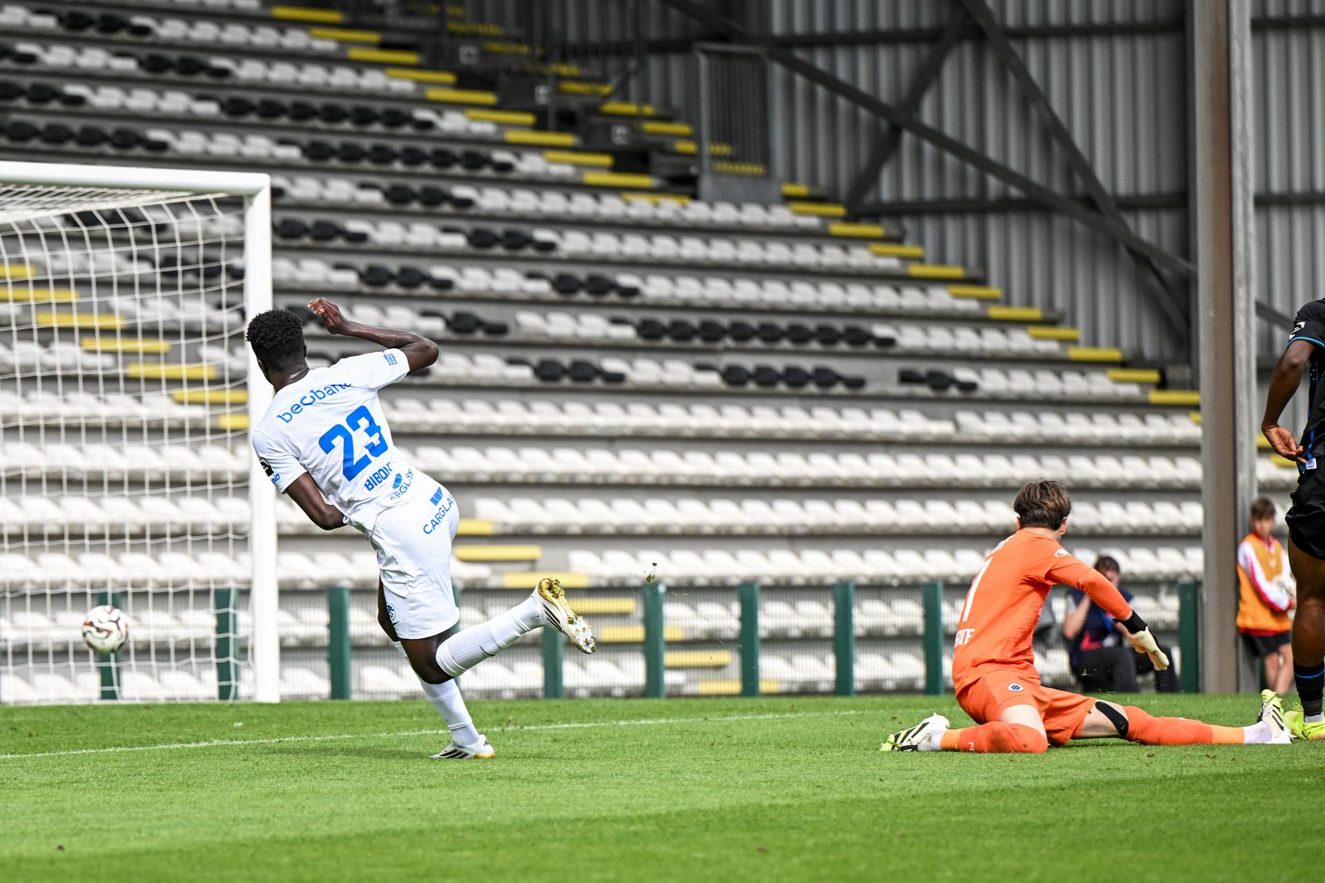 Jong Genk's Aaron Bibout scores a goal during a soccer game between Club NXT and Jong Genk, Sunday 31 August 2025 in Roeselare, on day 4 of the 2025-2026 'Challenger Pro League' 1B second division of the Belgian championship. BELGA PHOTO DAVID PINTENS