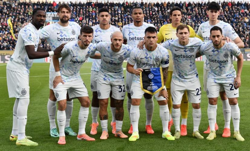 Inter Milan's players pose ahead of the Italian Serie A football match between Pisa and Inter Milan at the Garibaldi Romeo Anconetani Arena in Pisa on November 30, 2025.  Isabella BONOTTO / AFP