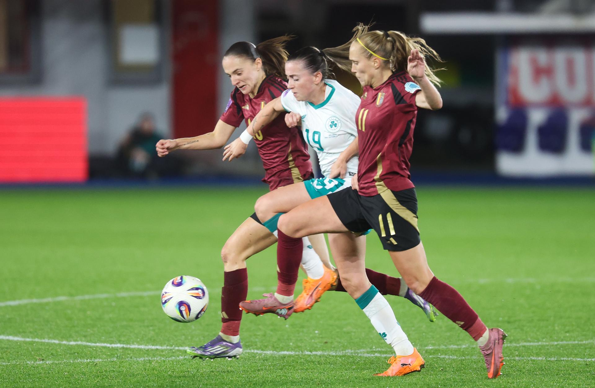 Belgium's Zenia Mertens, Irish Anna Patten and Belgium's Janice Cayman fight for the ball during a soccer game between Belgium's national women's team the Red Flames and Ireland, the return leg in the Nations League Promotion/relegation play-off, on Tuesday 28 October 2025 in Leuven. Flames lost the first leg 4-2. BELGA PHOTO VIRGINIE LEFOUR