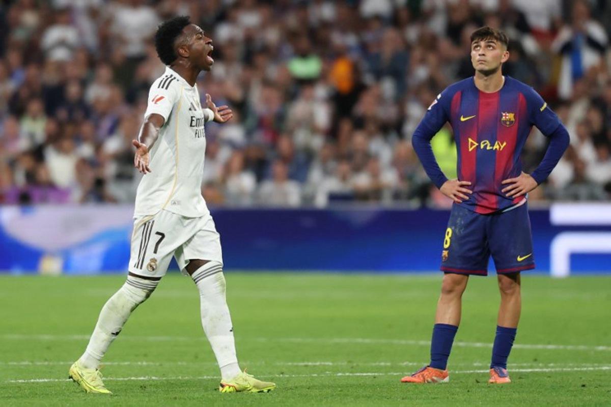 Real Madrid's Brazilian forward #07 Vinicius Junior reacts to his substitution during the Spanish league football match between Real Madrid CF and FC Barcelona at Santiago Bernabeu Stadium in Madrid on October 26 , 2025.  Oscar DEL POZO / AFP