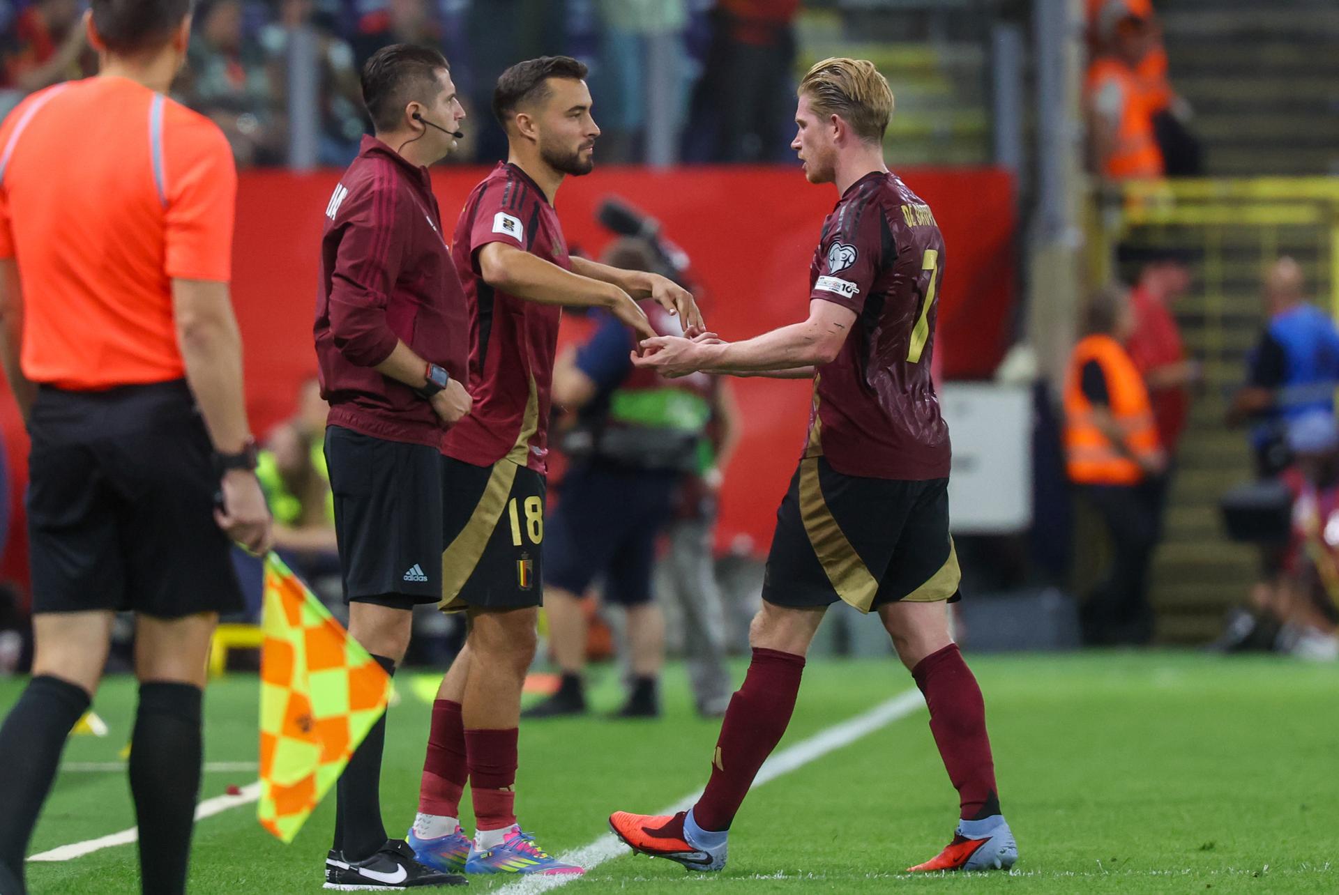 Belgium's Charles Vanhoutte and Belgium's Kevin De Bruyne pictured during a soccer game between Belgian national soccer team Red Devils and Kazakhstan, in Brussels, on Sunday 07 September 2025, the fourth (out of 8) qualification games for the World Cup 2026. BELGA PHOTO VIRGINIE LEFOUR
