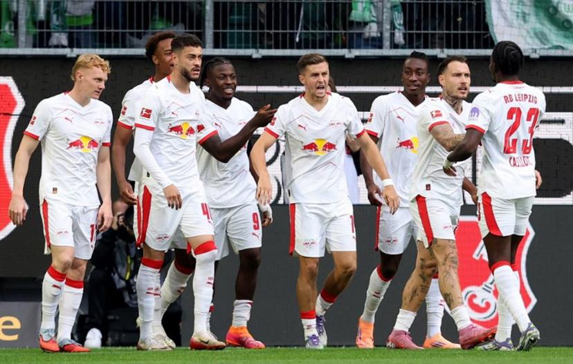 Leipzig's Belgian forward #09 Johan Bakayoko (5th R) celebrates with teammates after scoring the 0-1 goal during the German first division Bundesliga football match between VfL Wolfsburg and RB Leipzig in Wolfsburg, northern Germany on September 27, 2025.  Ronny HARTMANN / AFP