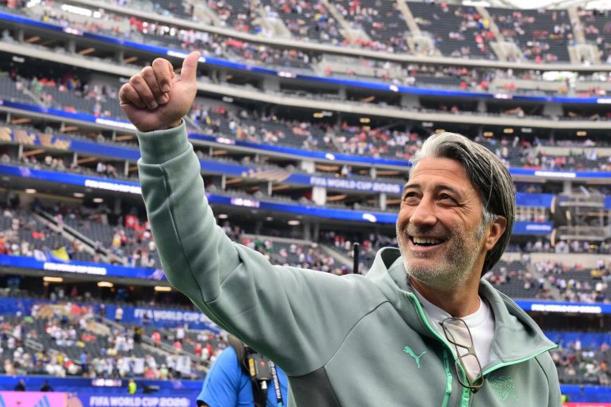 Switzerland's head coach Murat Yakin gives a thumbs up ahead of the 2026 World Cup Group B football match between Switzerland and Bosnia and Herzegovina at Los Angeles Stadium in Inglewood on June 18, 2026.   Frederic J. Brown / AFP