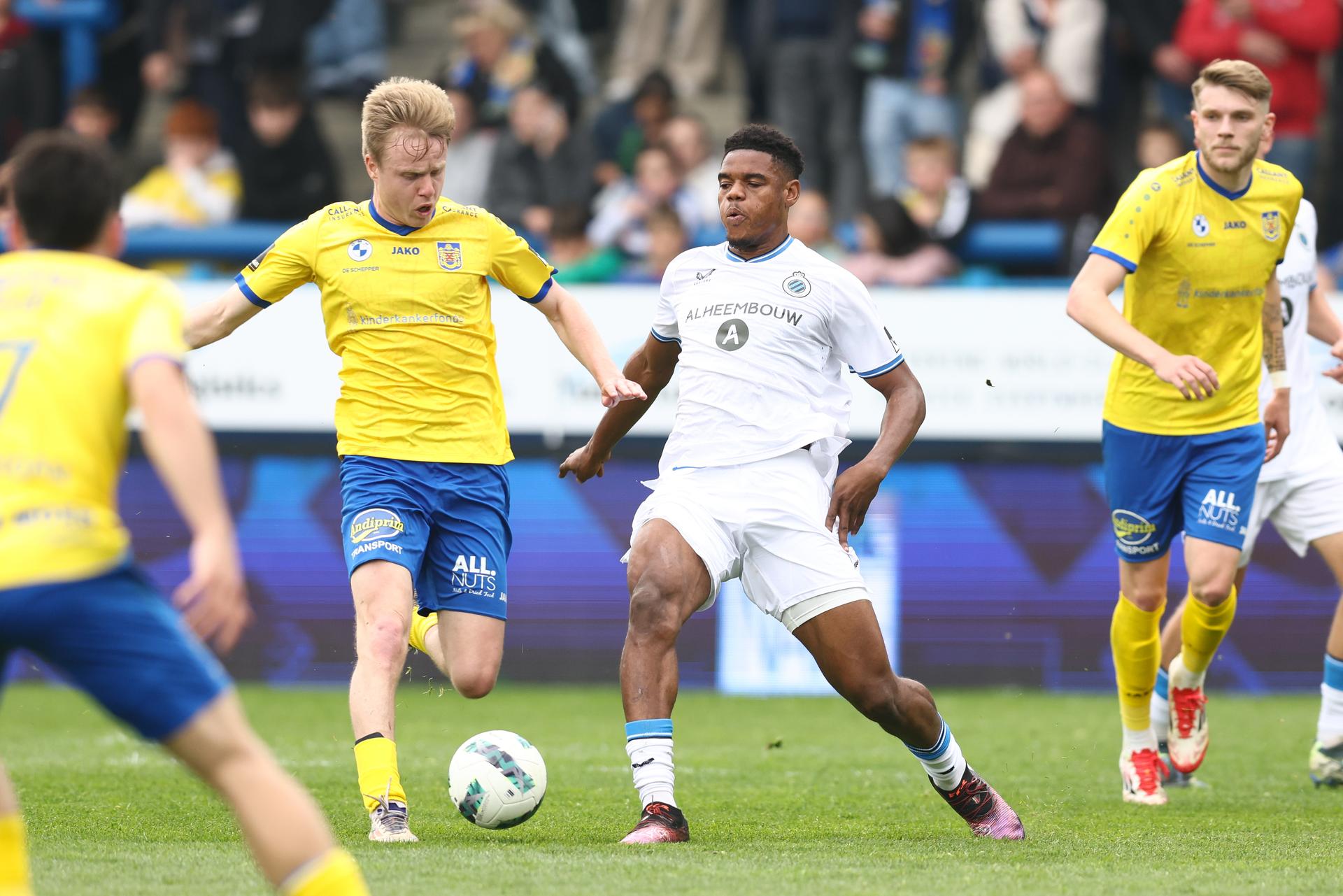 Beveren's Guillaume De Schrijver and Club's Jesse Bisiwu fight for the ball during a soccer match between SK Beveren and Club NXT, Sunday 13 April 2025 in Beveren-Waas, on day 29 of the 2024-2025 'Challenger Pro League' 1B second division of the Belgian championship. BELGA PHOTO BRUNO FAHY