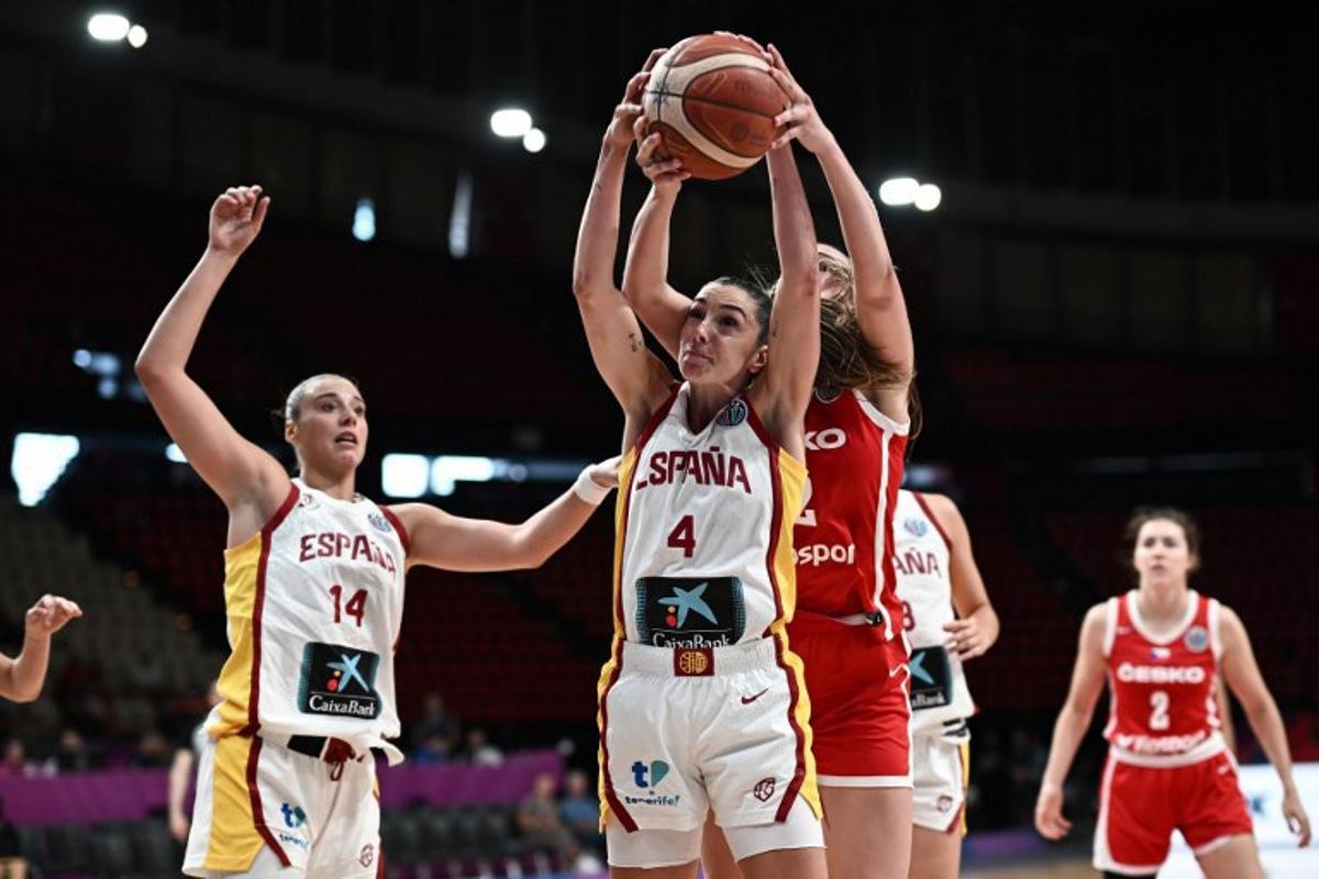 Spain's Spain's point guard Mariona Ortiz (C-L) fights for the ball with Czech Republic's centre Emma Cechova (C-R) during the FIBA Women's EuroBasket 2025 quarter-final match between Spain and Czech Republic at the Peace and Friendship Stadium in Piraeus near Athens on June 25, 2025.  Angelos Tzortzinis / AFP