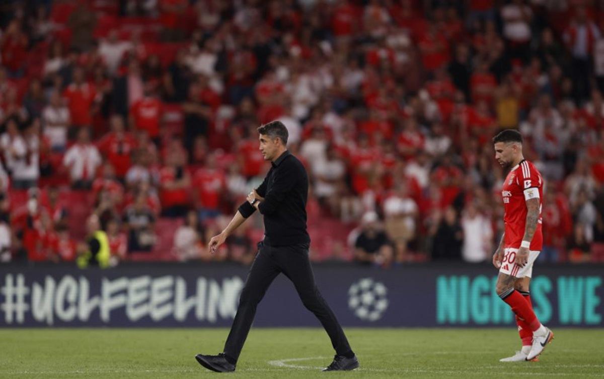 Benfica's Portuguese coach Bruno Lage (L) and Argentine defender #30 Nicolas Otamendi leave at the end of during the UEFA Champions League first round day 1 football match between SL Benfica and Garabagh at the Luz stadium in Lisbon on September 16, 2025.  FILIPE AMORIM / AFP