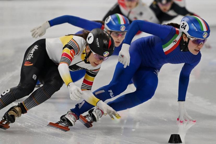 Belgium's Hanne Desmet (L) and Italy's Elisa Confortola (R) compete in the women's 1000 meters quarter-finals at the ISU World Short Track Championships in Beijing on March 15, 2025.  GREG BAKER / AFP