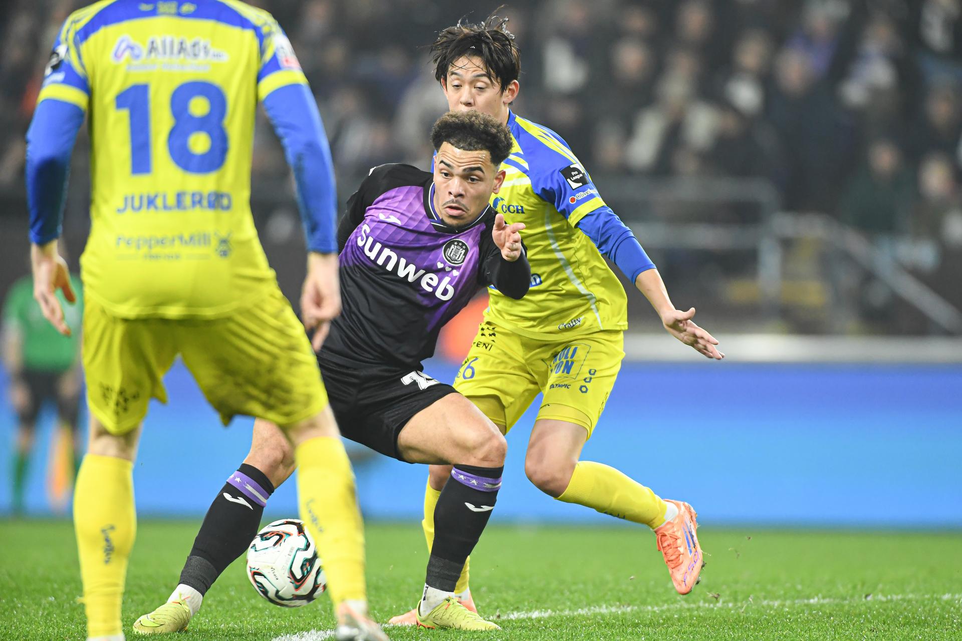 Anderlecht's Mario Stroeykens and STVV's Rihito Yamamoto pictured in action during a soccer match between RSC Anderlecht and Sint-Truidense V.V., Saturday 13 December 2025 in Brussels, on day 18 of the 2025-2026 'Jupiler Pro League' first division of the Belgian championship. BELGA PHOTO JILL DELSAUX