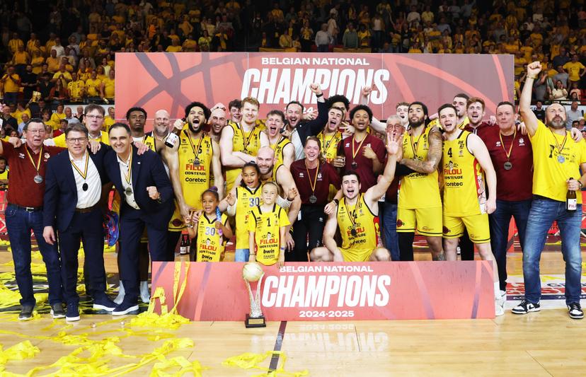 Oostende's players and staff celebrate after winning the Belgian BNXT championship, Saturday 07 June 2025 in Oostende. BC Oostende defeats Kangoeroes Mechelen 100-76 in the fourth game of the best-of-5 finals in the playoffs of the 'BNXT League' Belgian/ Dutch first division basket championship.  BELGA PHOTO KURT DESPLENTER