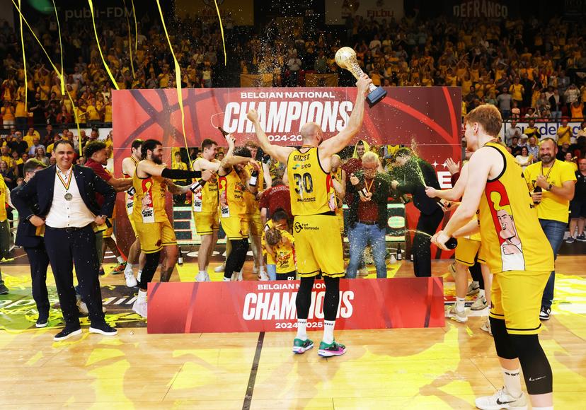 Oostende's players and staff celebrate after winning the Belgian BNXT championship, Saturday 07 June 2025 in Oostende. BC Oostende defeats Kangoeroes Mechelen 100-76 in the fourth game of the best-of-5 finals in the playoffs of the 'BNXT League' Belgian/ Dutch first division basket championship.  BELGA PHOTO KURT DESPLENTER