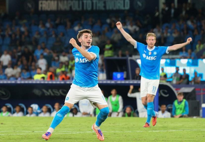 Napoli's Scottish midfielder #06 Billy Gilmour celebrates scoring his team's first goal during the Italian Serie A football match between SSC Napoli and Pisa SC at the Diego Armando Maradona Stadium in Naples on September 22, 2025.  CARLO HERMANN / AFP