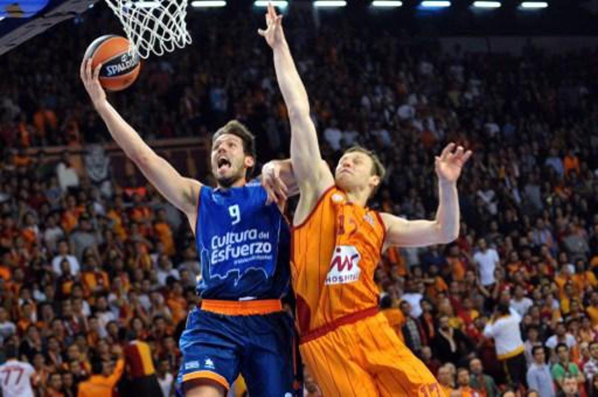 Valencia's Belgian guard Sam Van Rossom (L) vies for the ball with Galatasaray's Turkish forward Kerem Gonlum (R) during the Euroleague group D basketball match Galatasaray vs Valencia at the Abdi Ipekci Arena on October 23, 2014 in istanbul. AFP PHOTO / OZAN KOSE